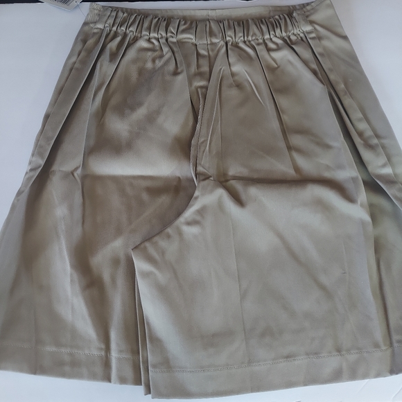 Girls uniform skort size 18, Khaki, with 2 flowers white design in front - Picture 6 of 6